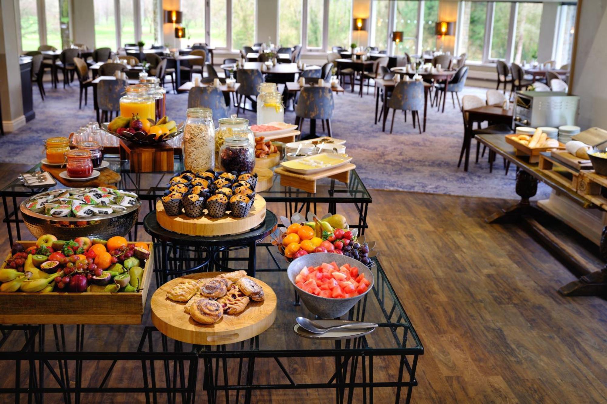 Delta Hotels By Marriott St Pierre Country Club Чепстоу Екстериор снимка