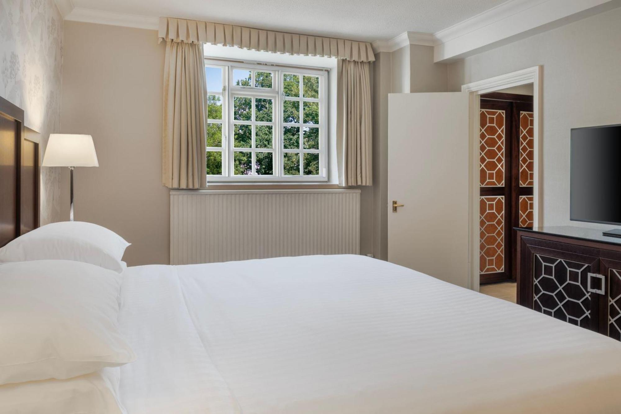Delta Hotels By Marriott St Pierre Country Club Чепстоу Екстериор снимка